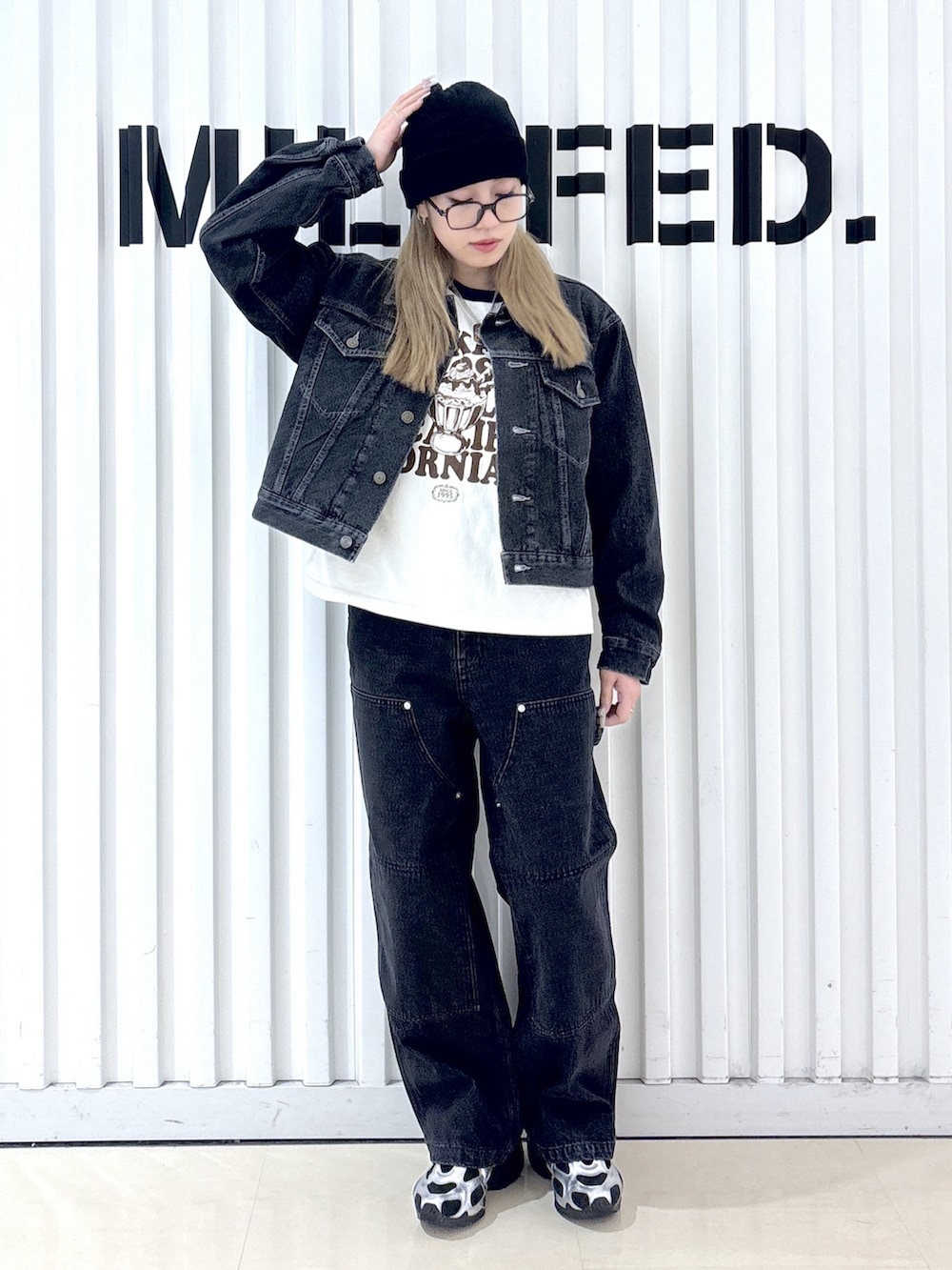 ブラック系のデニムジャケット、ブラック系のデニムパンツ、ホワイト系のTシャツ/カットソーを着用したレディースの冬コーディネートの6枚目の写真