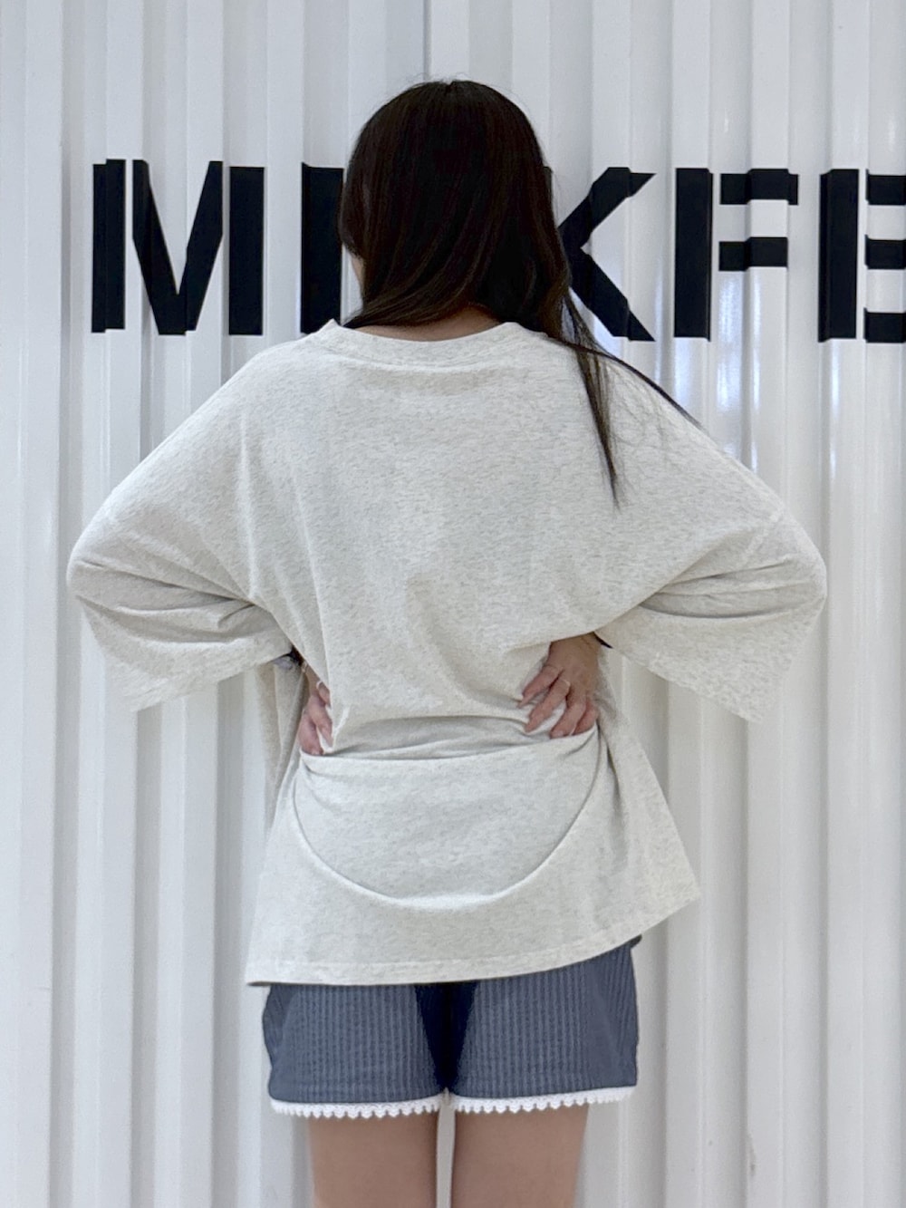 ベージュ系のTシャツ/カットソー、グレー系のシャツ/ブラウス、ブルー系のその他パンツを着用したレディースの夏コーディネートの7枚目の写真