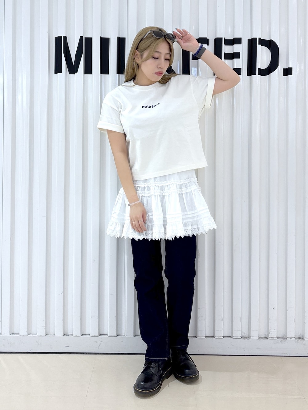 ホワイト系のTシャツ/カットソー、ホワイト系のスカート、ホワイト系のハンドバッグを着用したレディースの春コーディネートの3枚目の写真