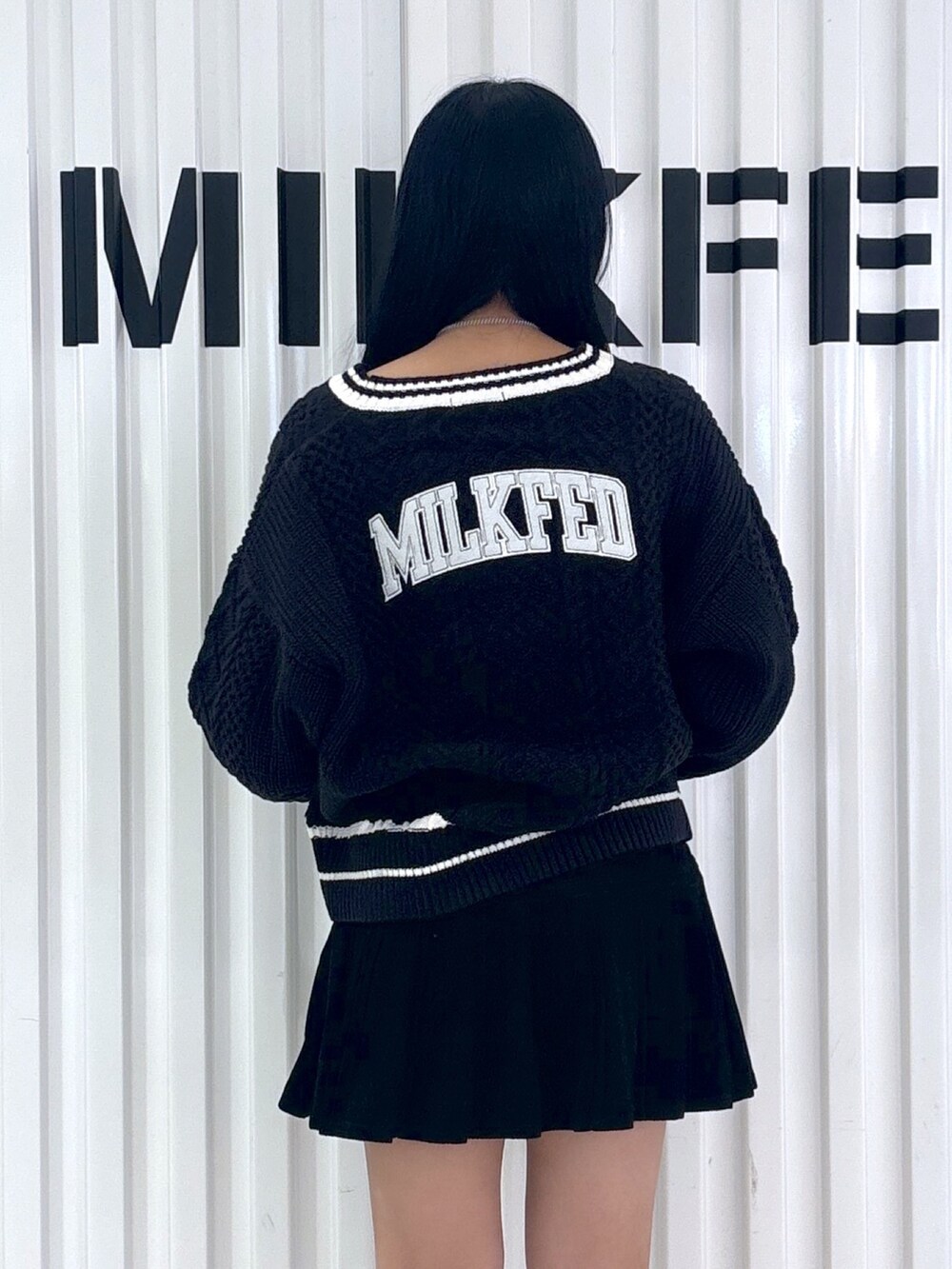 ブラック系のその他パンツ、ブルー系のニット/セーター、ブラック系のショルダーバッグを着用したレディースの秋コーディネートの6枚目の写真