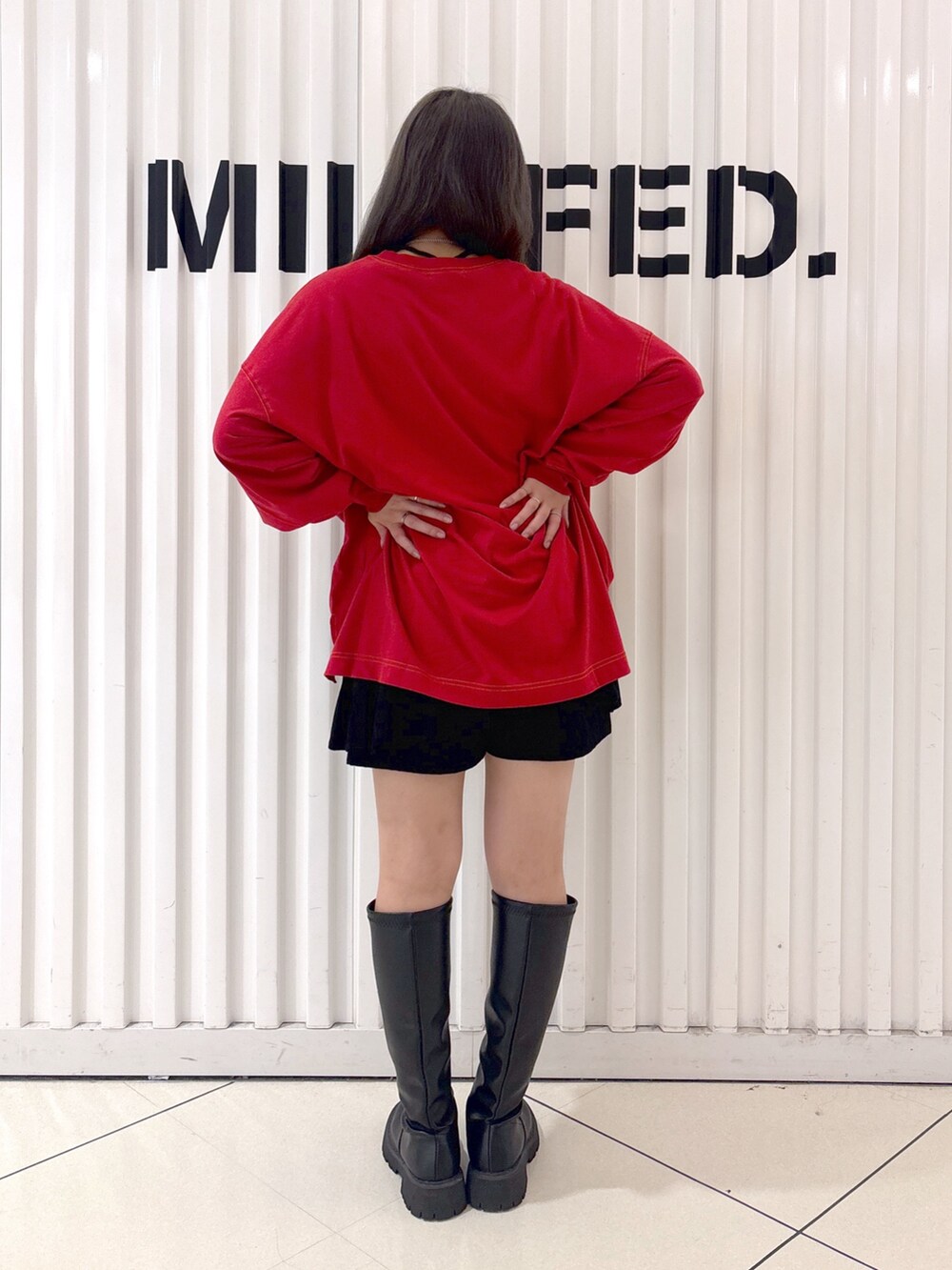 レッド系のTシャツ/カットソー、ブラック系のTシャツ/カットソー、ブラック系のその他パンツを着用したレディースの秋コーディネートの2枚目の写真