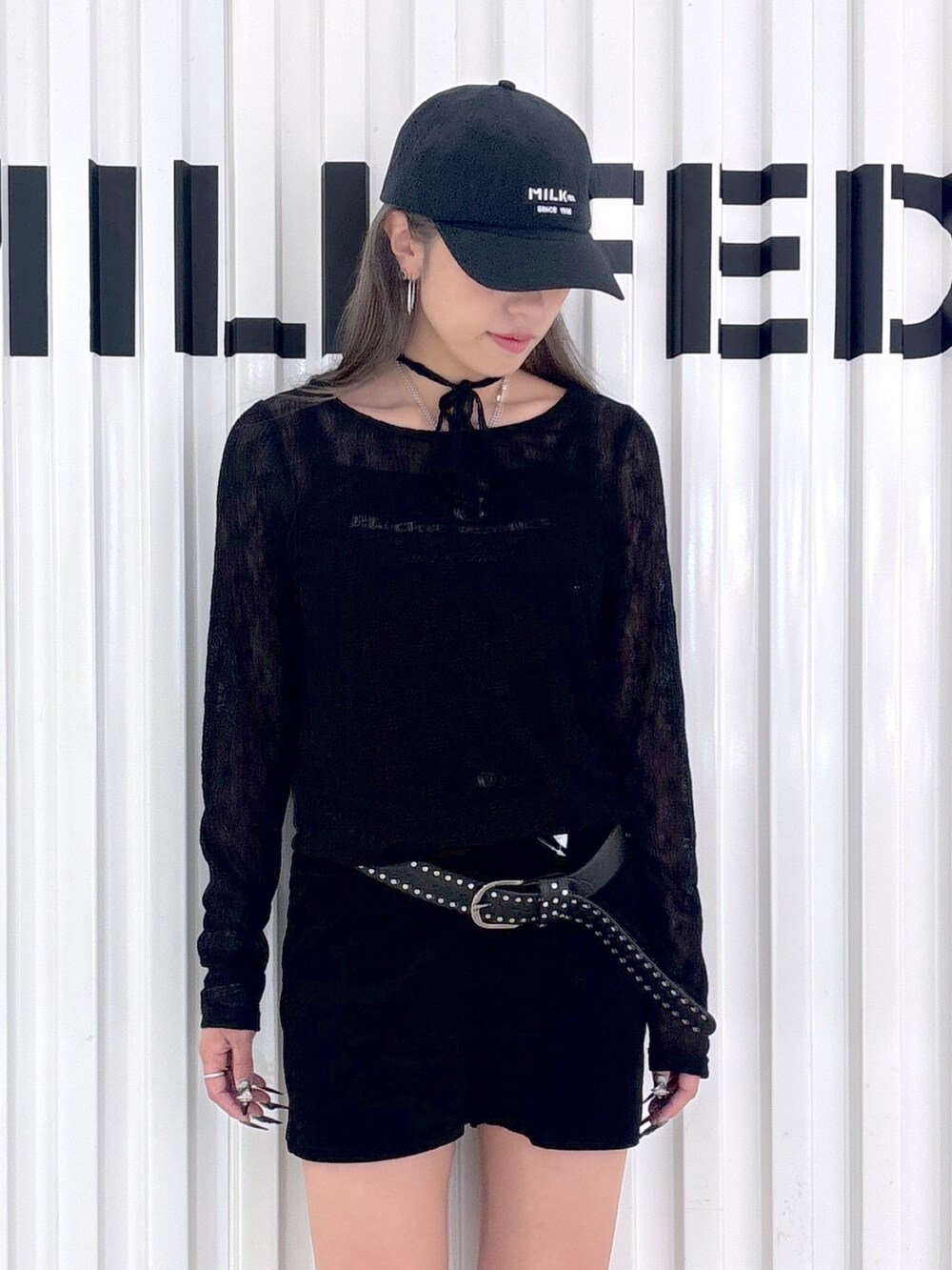 ブラック系のその他パンツ、ブラック系のシャツ/ブラウス、ブラック系のTシャツ/カットソーを着用したレディースの秋コーディネートの9枚目の写真