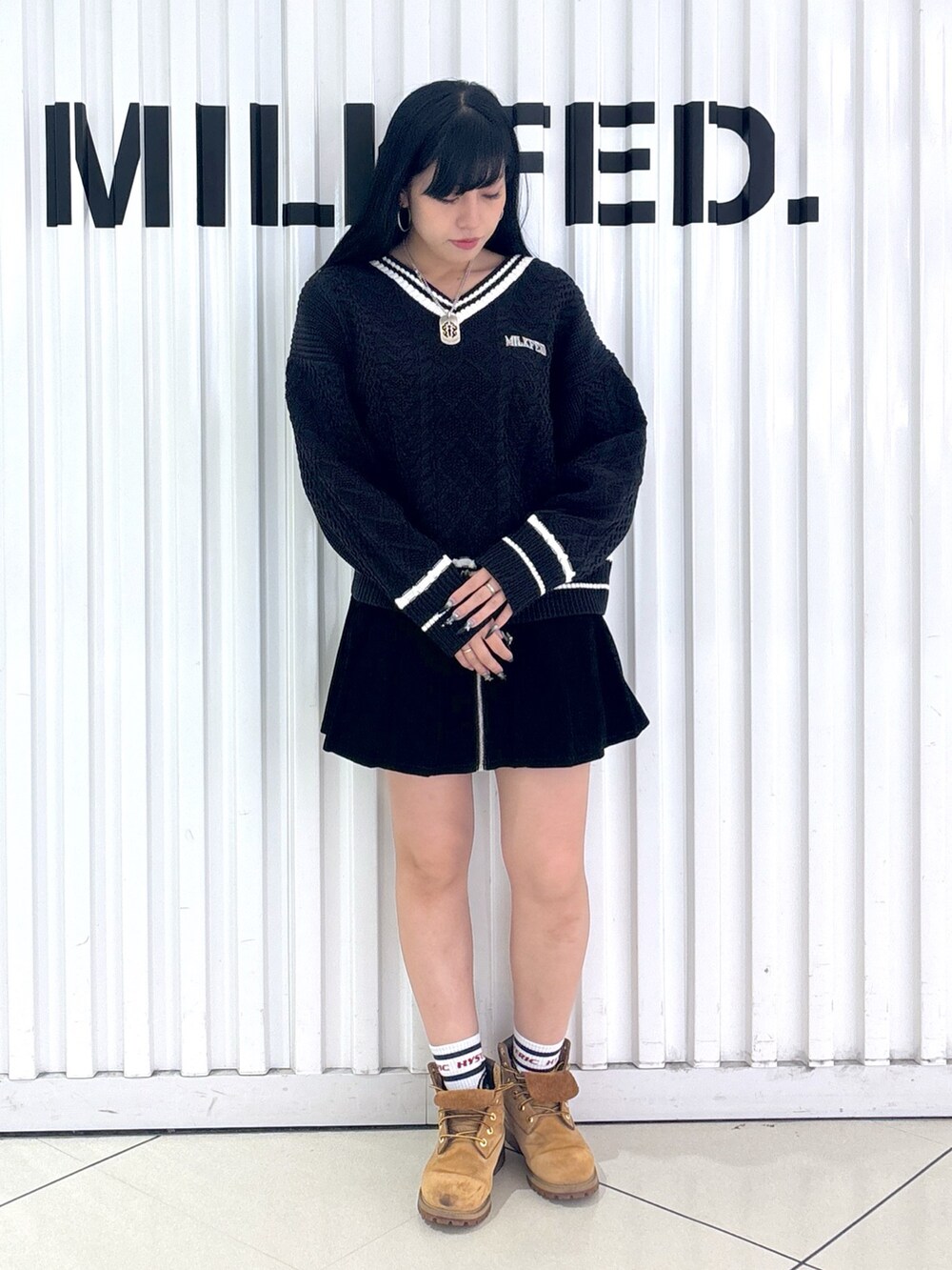 ブラック系のその他パンツ、ブルー系のニット/セーター、ブラック系のショルダーバッグを着用したレディースの秋コーディネートの3枚目の写真