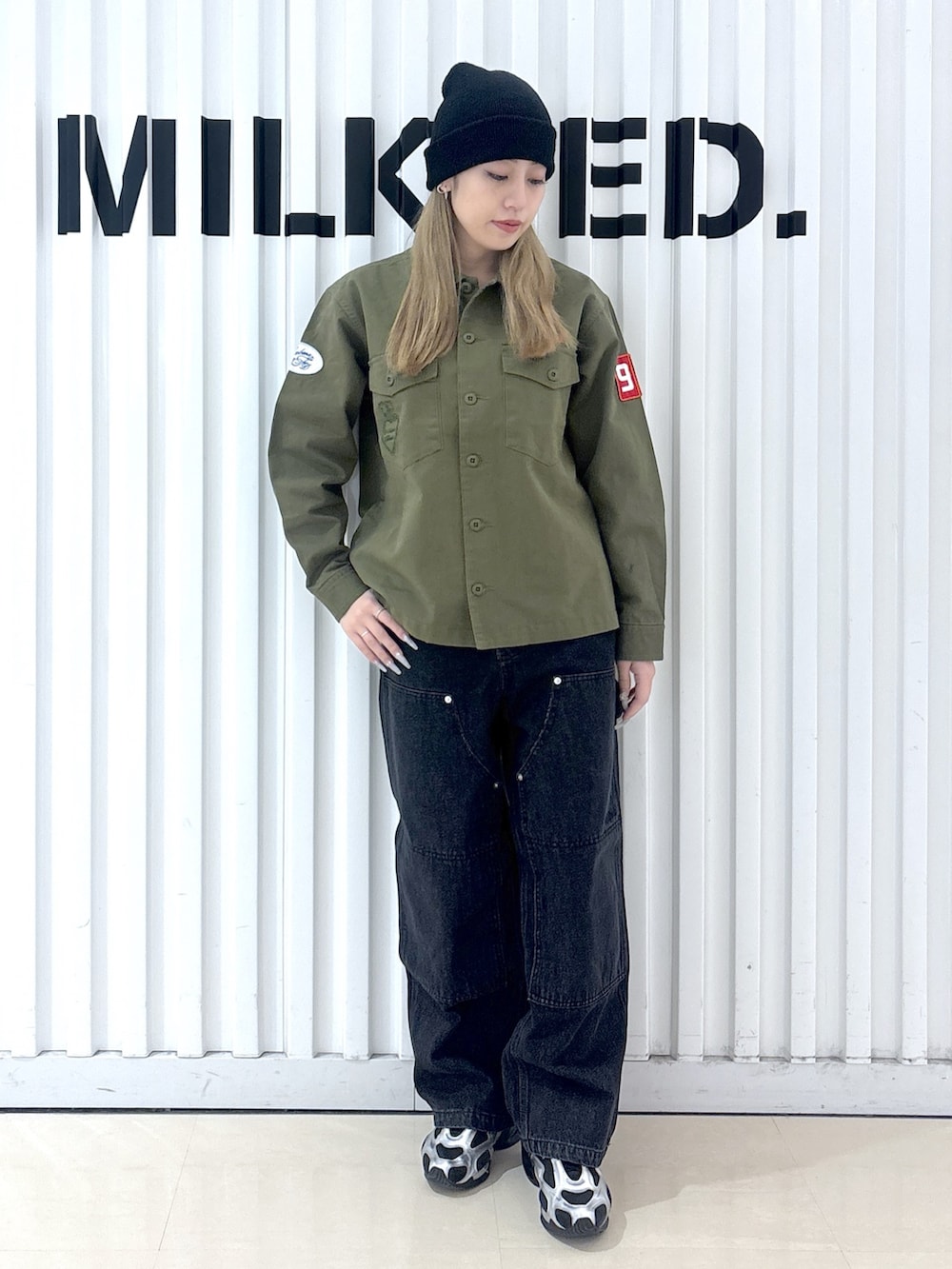 グリーン系のシャツ/ブラウス、ブラック系のデニムパンツ、パープル系のバックパック/リュックを着用したレディースの冬コーディネートの3枚目の写真