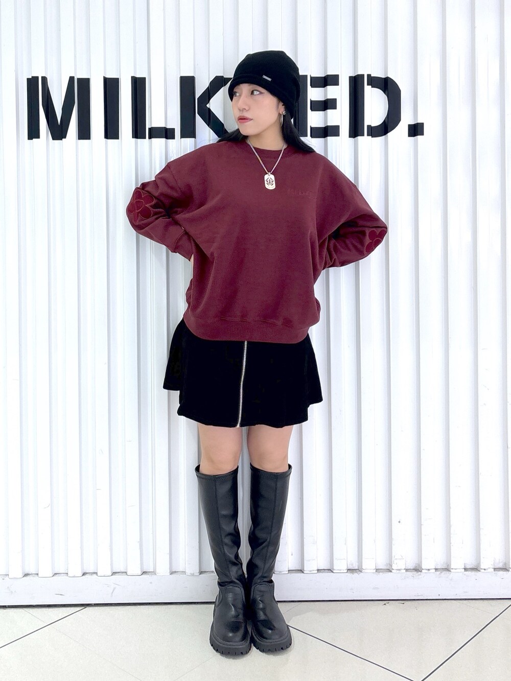 ブラック系のその他パンツ、ブラック系のショルダーバッグ、レッド系のスウェットを着用したレディースの秋コーディネートの3枚目の写真