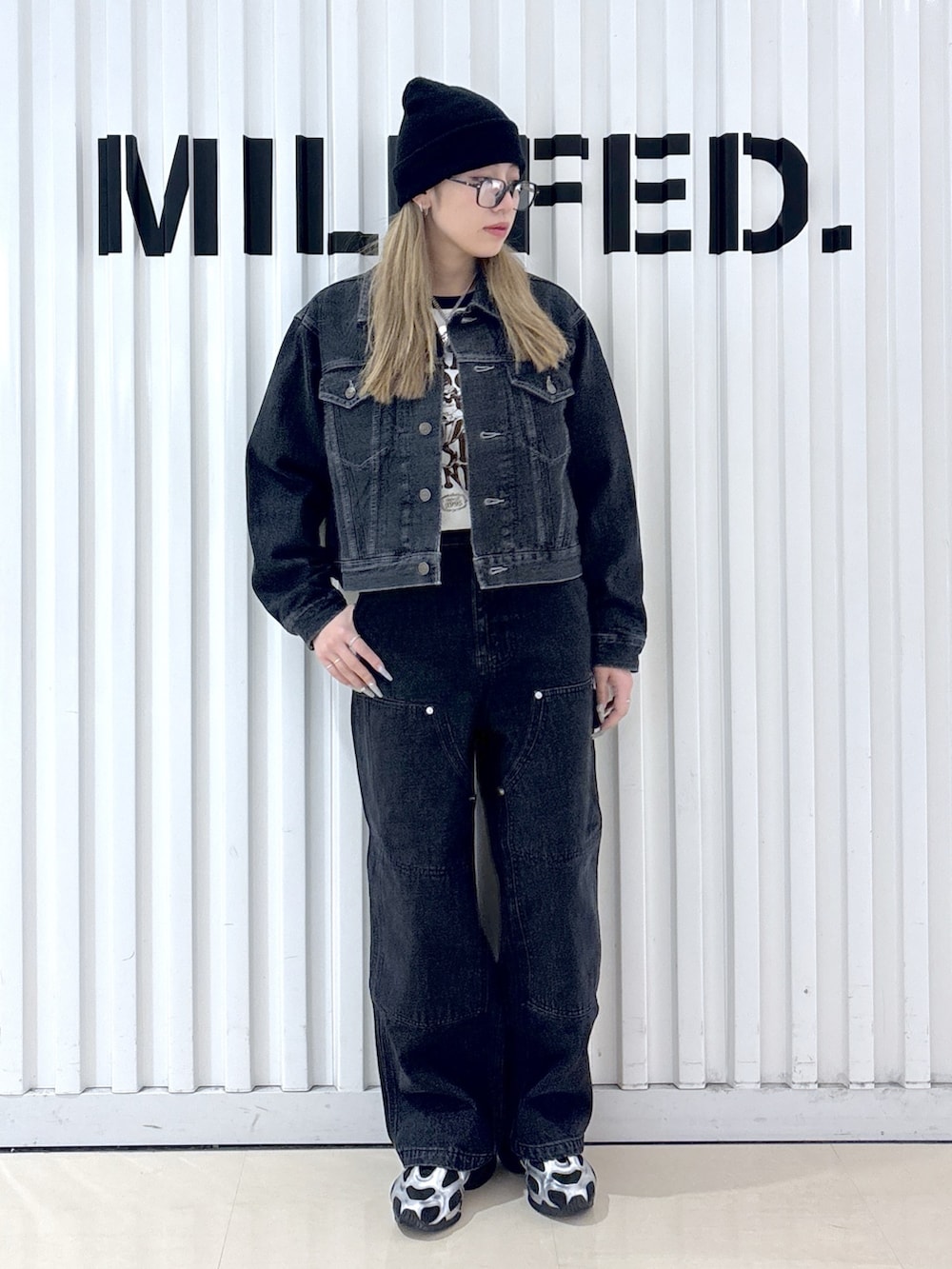 ブラック系のデニムジャケット、ブラック系のデニムパンツ、ホワイト系のTシャツ/カットソーを着用したレディースの冬コーディネートの4枚目の写真