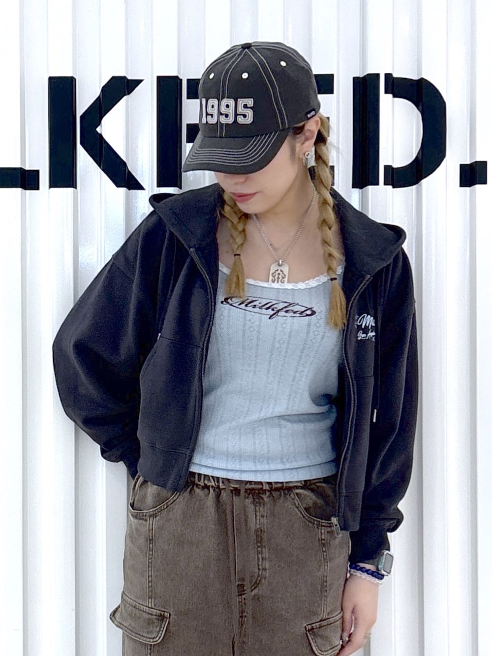 ホワイト系のハンドバッグ、ブラウン系のその他パンツ、ブルー系のキャミソールを着用したレディースの春コーディネートの5枚目の写真