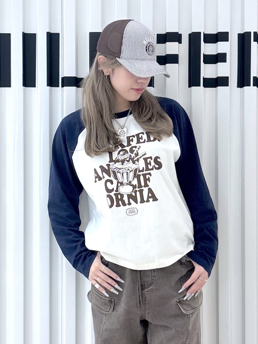 ブラウン系のその他パンツ、ホワイト系のTシャツ/カットソー、ブルー系のショルダーバッグを着用したレディースの冬コーディネートの8枚目の写真