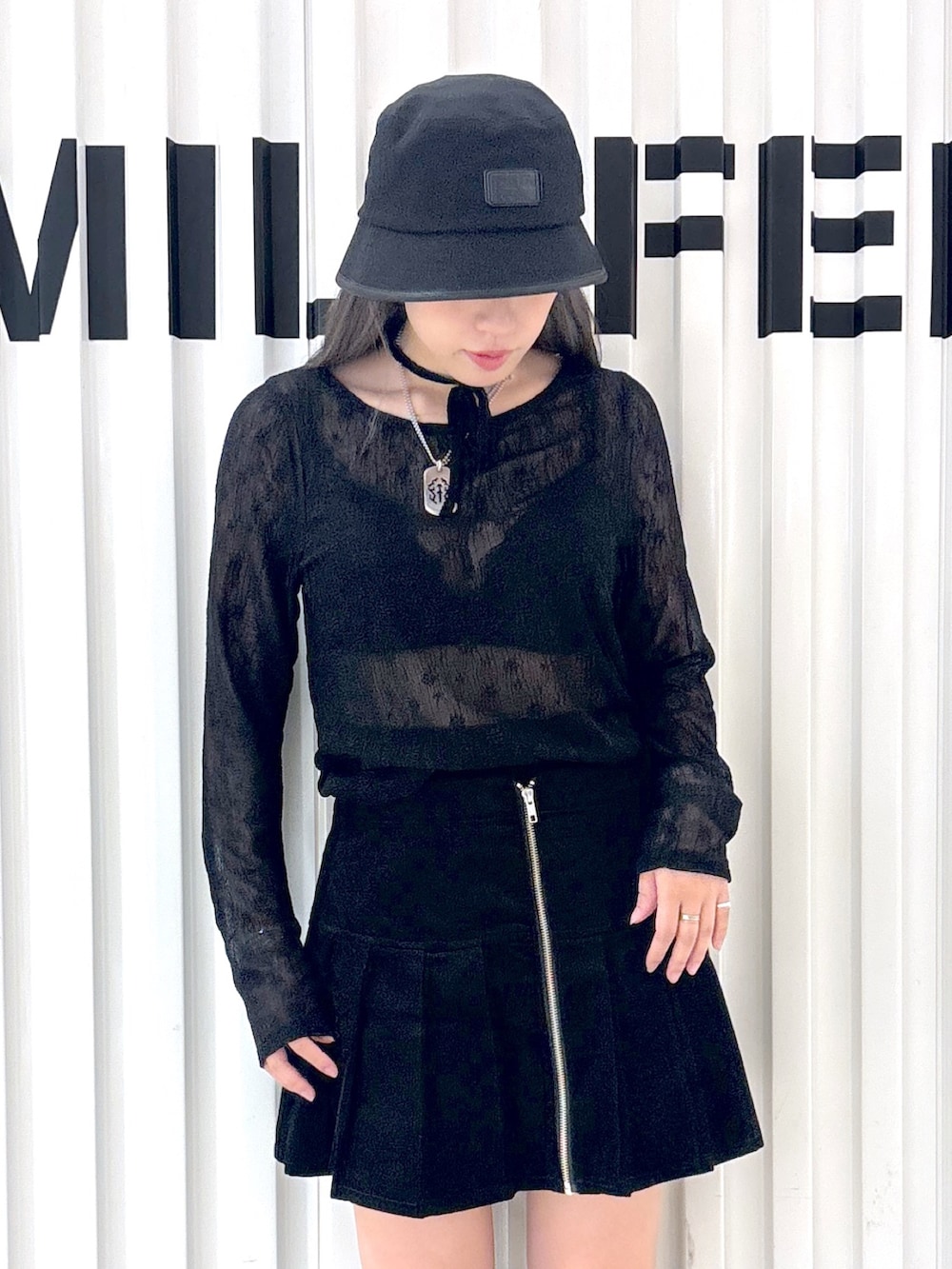 ブラック系のTシャツ/カットソー、ブラック系のその他パンツ、ブラック系のハットを着用したレディースの夏コーディネートの3枚目の写真