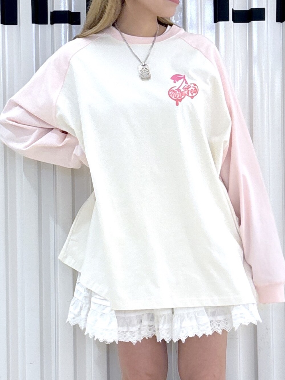 ホワイト系のTシャツ/カットソー、ホワイト系のスカート、グレー系のハンドバッグを着用したレディースの春コーディネートの5枚目の写真