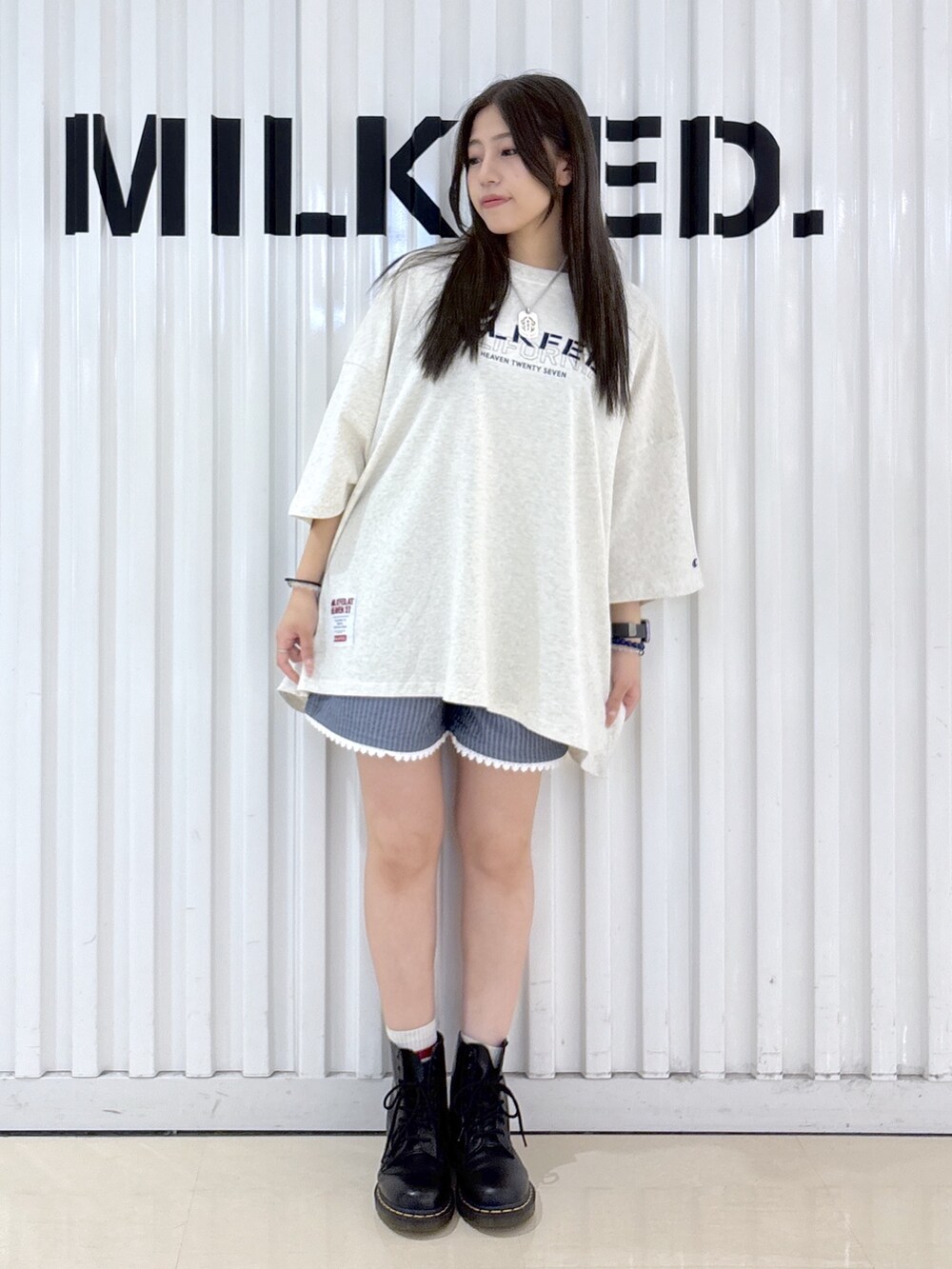 ベージュ系のTシャツ/カットソー、グレー系のシャツ/ブラウス、ブルー系のその他パンツを着用したレディースの夏コーディネートの4枚目の写真