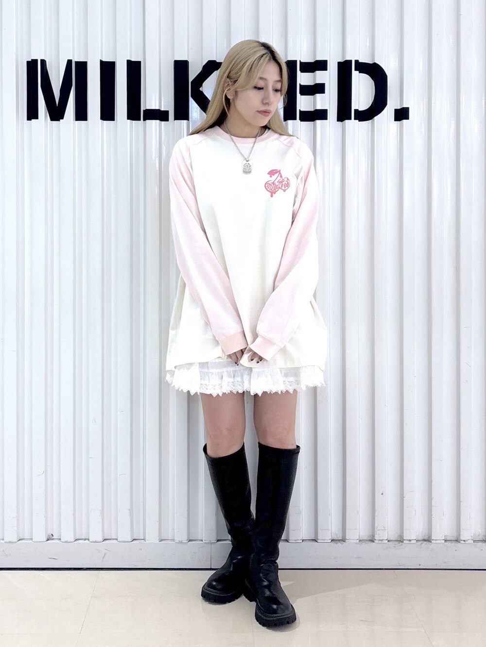 ホワイト系のTシャツ/カットソー、ホワイト系のスカート、グレー系のハンドバッグを着用したレディースの春コーディネートの3枚目の写真