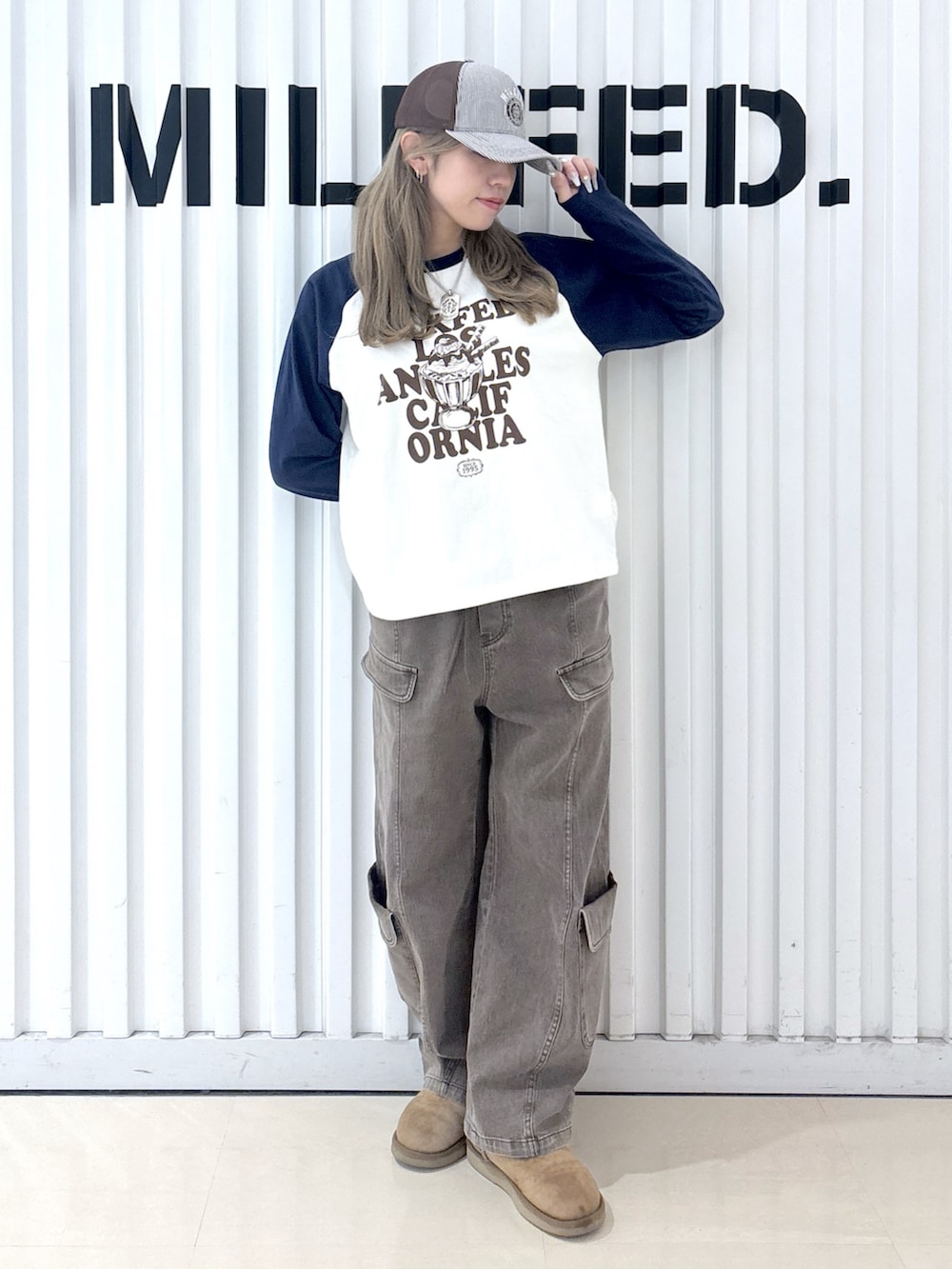 ブラウン系のその他パンツ、ホワイト系のTシャツ/カットソー、ブルー系のショルダーバッグを着用したレディースの冬コーディネートの6枚目の写真