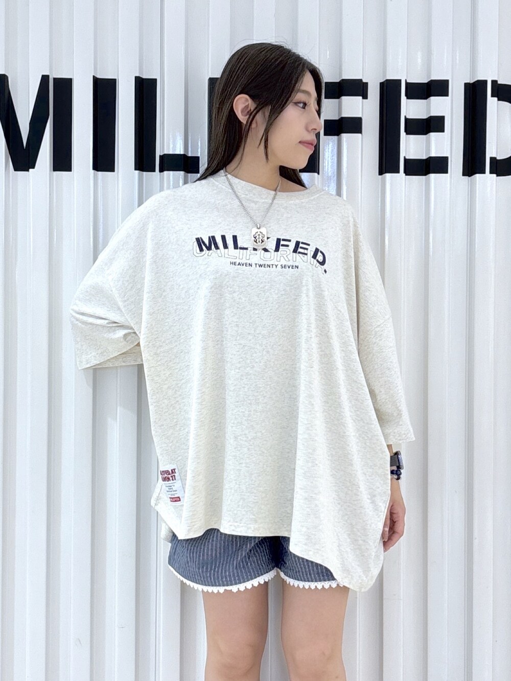 ベージュ系のTシャツ/カットソー、グレー系のシャツ/ブラウス、ブルー系のその他パンツを着用したレディースの夏コーディネートの6枚目の写真
