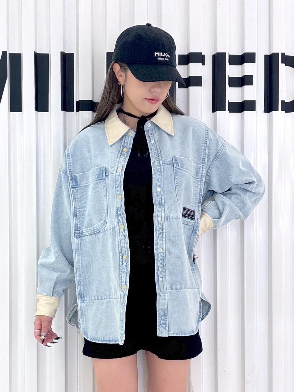 ブラック系のその他パンツ、ブラック系のシャツ/ブラウス、ブラック系のTシャツ/カットソーを着用したレディースの秋コーディネートの6枚目の写真