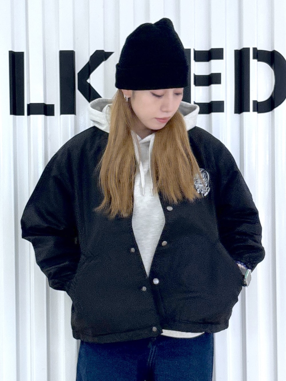 ブルー系のデニムパンツ、ブラック系のブルゾンを着用したレディースの冬コーディネートの3枚目の写真