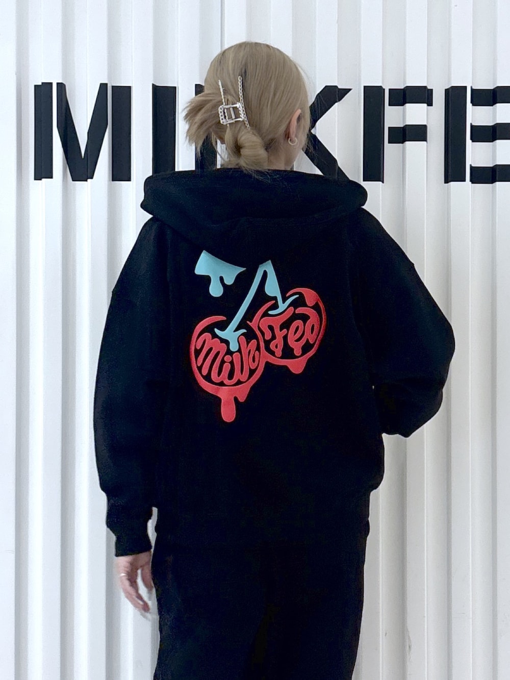 ブラック系のパーカー、ブラック系のTシャツ/カットソー、ブラック系のスウェットパンツを着用したレディースの春コーディネートの7枚目の写真