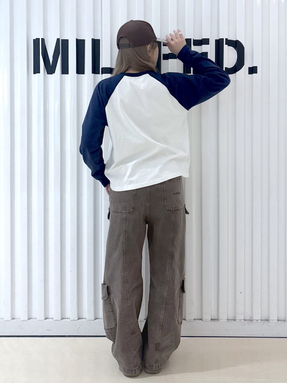 ブラウン系のその他パンツ、ホワイト系のTシャツ/カットソー、ブルー系のショルダーバッグを着用したレディースの冬コーディネートの7枚目の写真