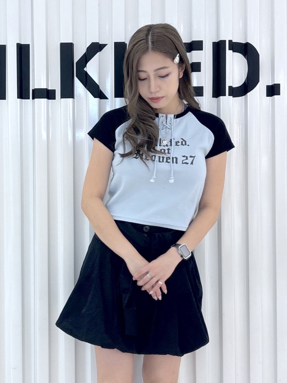 ブルー系のTシャツ/カットソー、ブルー系のスカート、ブルー系のショルダーバッグを着用したレディースの夏コーディネートの5枚目の写真