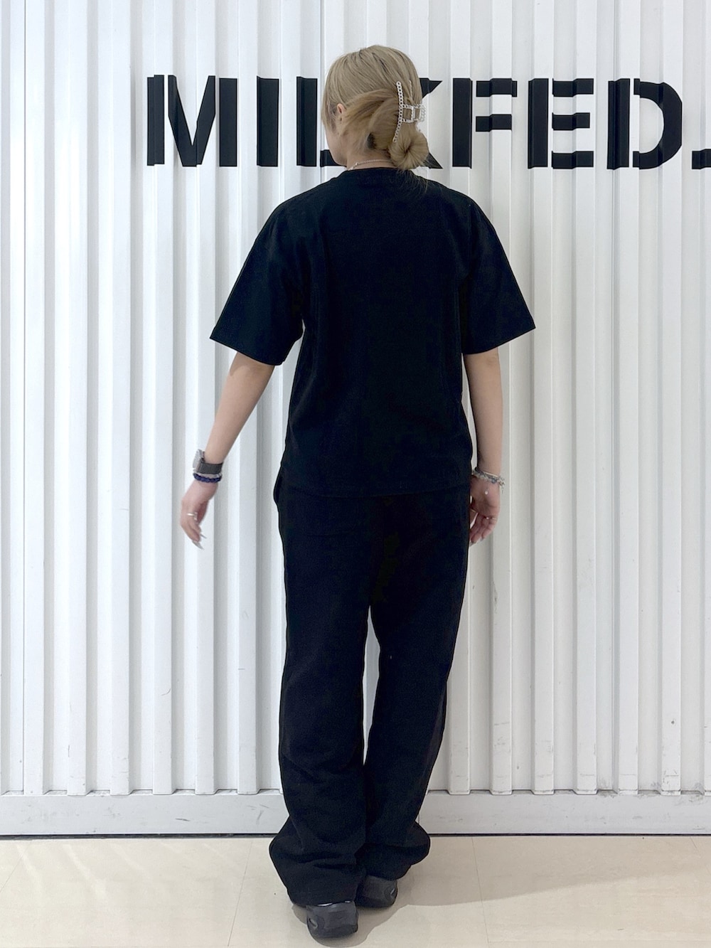 ブラック系のパーカー、ブラック系のTシャツ/カットソー、ブラック系のスウェットパンツを着用したレディースの春コーディネートの9枚目の写真