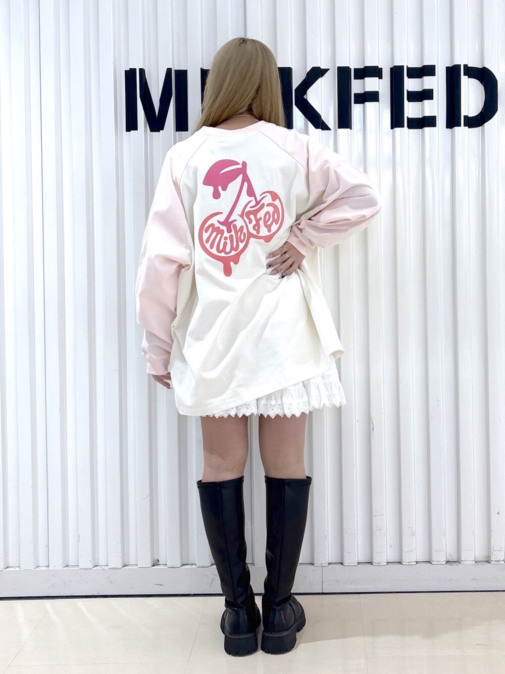 ホワイト系のTシャツ/カットソー、ホワイト系のスカート、グレー系のハンドバッグを着用したレディースの春コーディネートの4枚目の写真