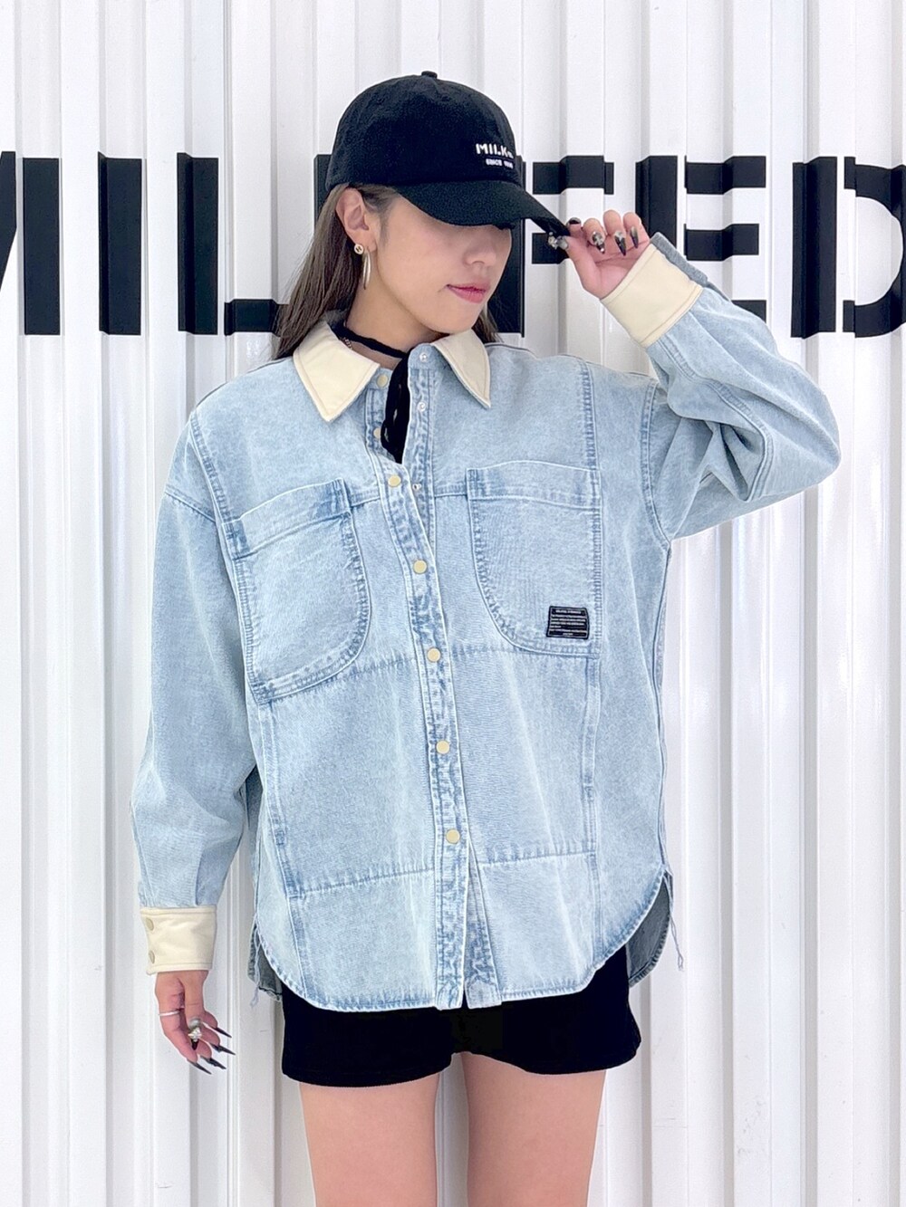 ブラック系のその他パンツ、ブラック系のシャツ/ブラウス、ブラック系のTシャツ/カットソーを着用したレディースの秋コーディネートの3枚目の写真