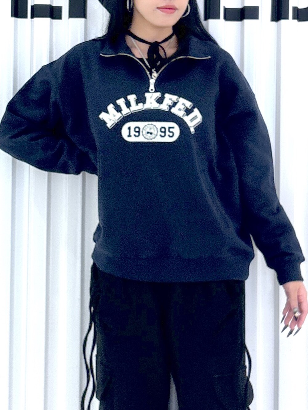 ブルー系のスウェット、ブラック系のスウェットパンツ、ブラック系のTシャツ/カットソーを着用したレディースの秋コーディネートの6枚目の写真