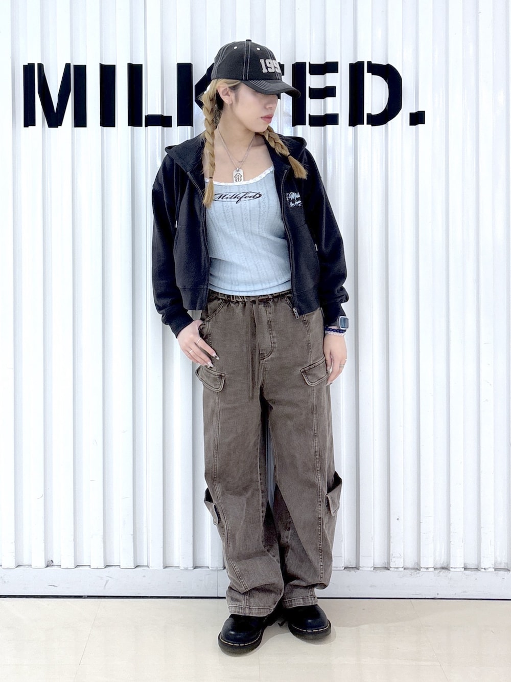 ホワイト系のハンドバッグ、ブラウン系のその他パンツ、ブルー系のキャミソールを着用したレディースの春コーディネートの3枚目の写真