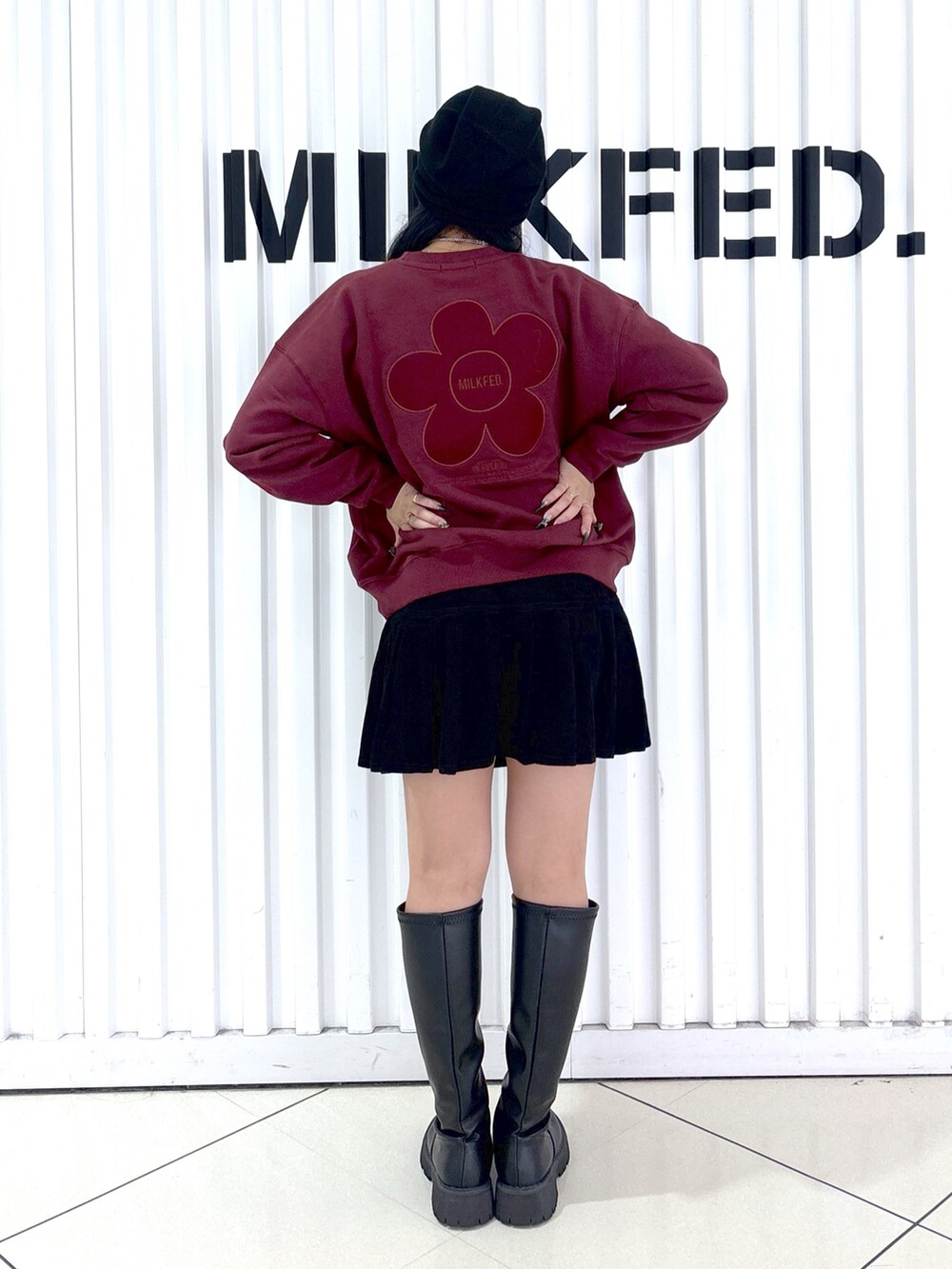 ブラック系のその他パンツ、ブラック系のショルダーバッグ、レッド系のスウェットを着用したレディースの秋コーディネートの4枚目の写真