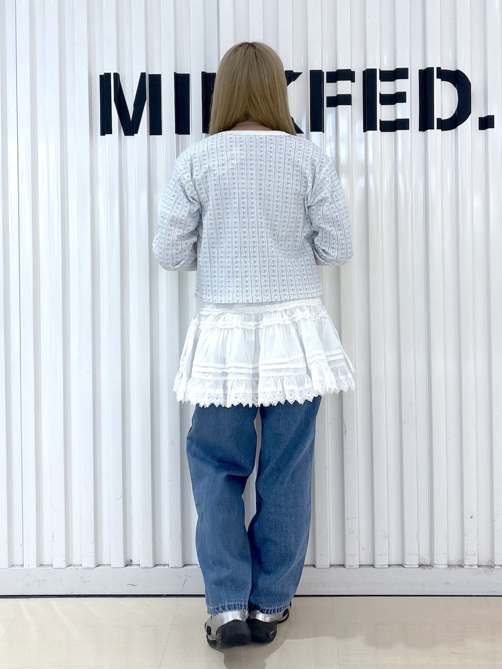 ホワイト系のカーディガン/ボレロ、ホワイト系のTシャツ/カットソー、ホワイト系のスカートを着用したレディースの春コーディネートの4枚目の写真