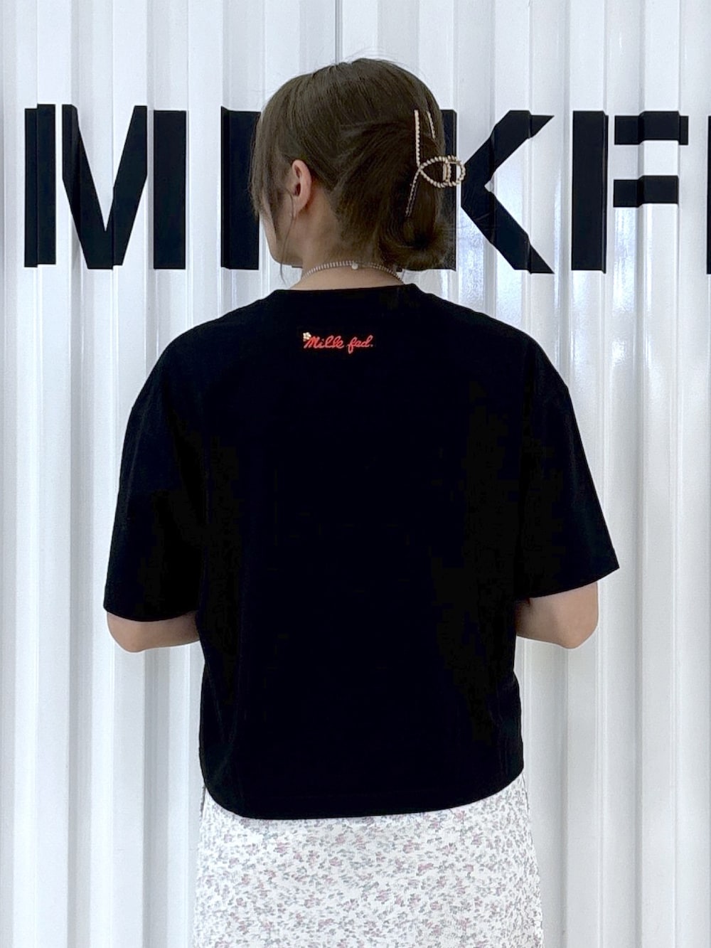 ブラック系のTシャツ/カットソー、ホワイト系のワンピース、ブラック系のポーチを着用したレディースの春コーディネートの10枚目の写真