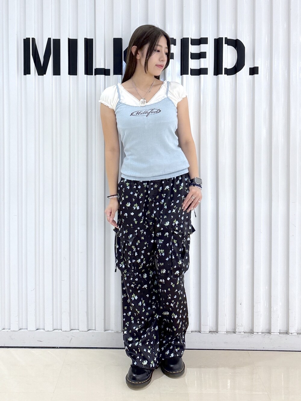 レッド系のTシャツ/カットソー、ブルー系のキャミソール、ブラック系のカーゴパンツを着用したレディースの夏コーディネートの2枚目の写真