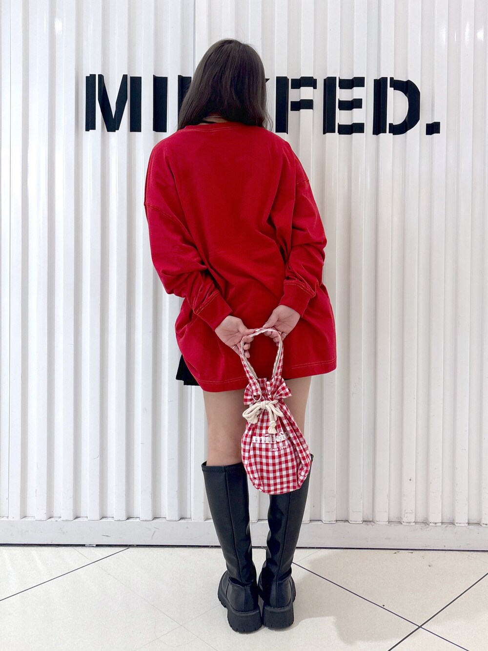 レッド系のTシャツ/カットソー、ブラック系のTシャツ/カットソー、ブラック系のその他パンツを着用したレディースの夏コーディネートの2枚目の写真