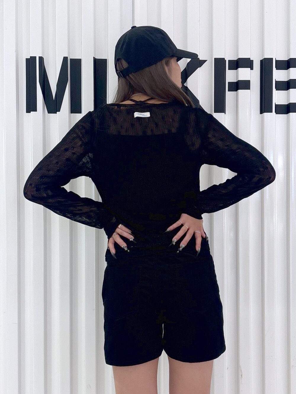 ブラック系のその他パンツ、ブラック系のシャツ/ブラウス、ブラック系のTシャツ/カットソーを着用したレディースの秋コーディネートの10枚目の写真