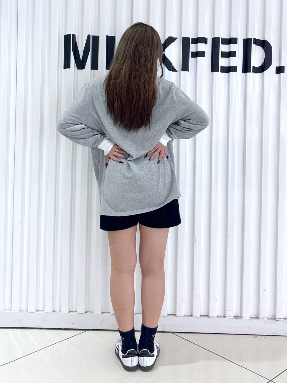 ブルー系のTシャツ/カットソー、ブラック系のその他パンツ、グレー系のヘアバンドを着用したレディースの秋コーディネートの2枚目の写真