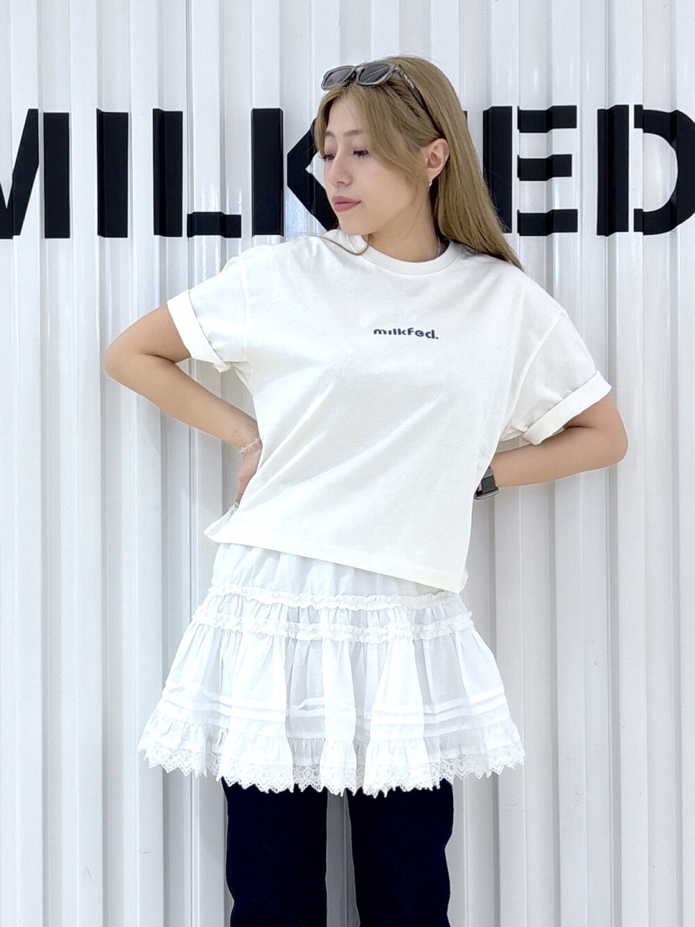 ホワイト系のTシャツ/カットソー、ホワイト系のスカート、ホワイト系のハンドバッグを着用したレディースの春コーディネートの5枚目の写真