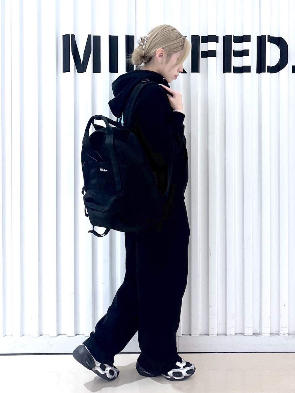 ブラック系のパーカー、ブラック系のTシャツ/カットソー、ブラック系のスウェットパンツを着用したレディースの春コーディネートの3枚目の写真