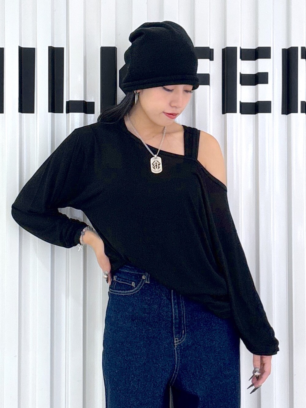 ブルー系のデニムパンツ、ブラック系のTシャツ/カットソー、ブラック系のニットキャップ/ビーニーを着用したレディースの秋コーディネートの3枚目の写真