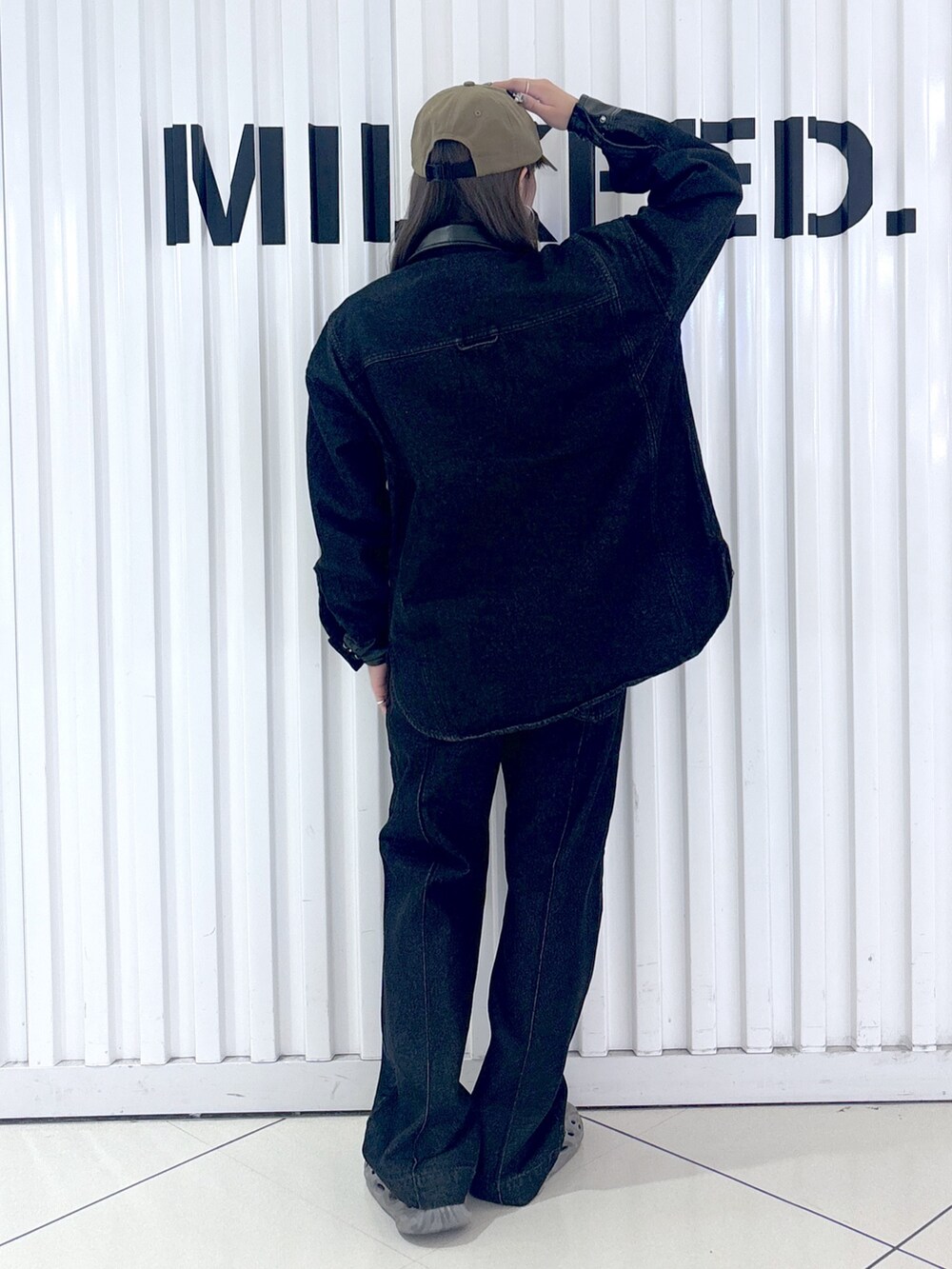 ブラック系のシャツ/ブラウス、ブラック系のデニムパンツ、ブラック系のショルダーバッグを着用したレディースの秋コーディネートの4枚目の写真