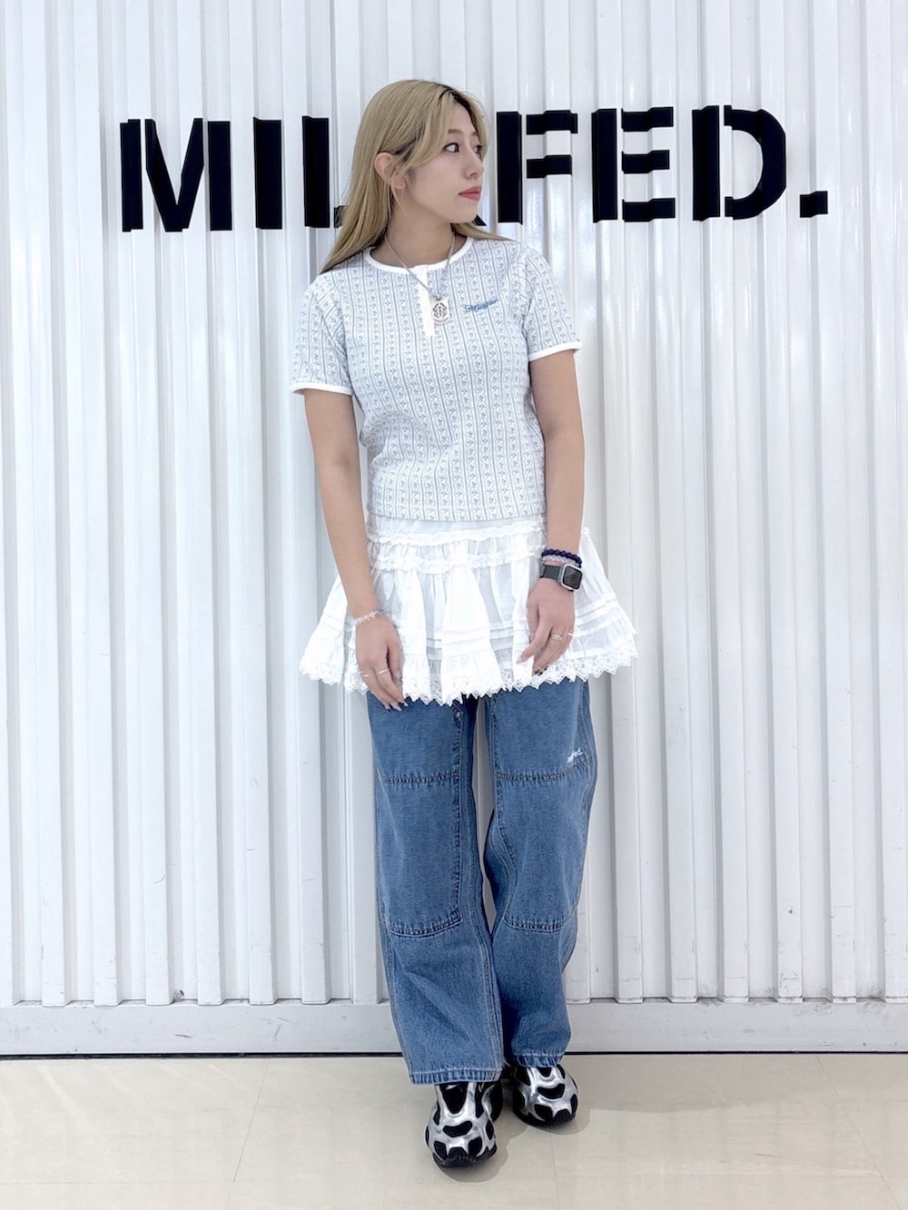 ホワイト系のカーディガン/ボレロ、ホワイト系のTシャツ/カットソー、ホワイト系のスカートを着用したレディースの春コーディネートの6枚目の写真