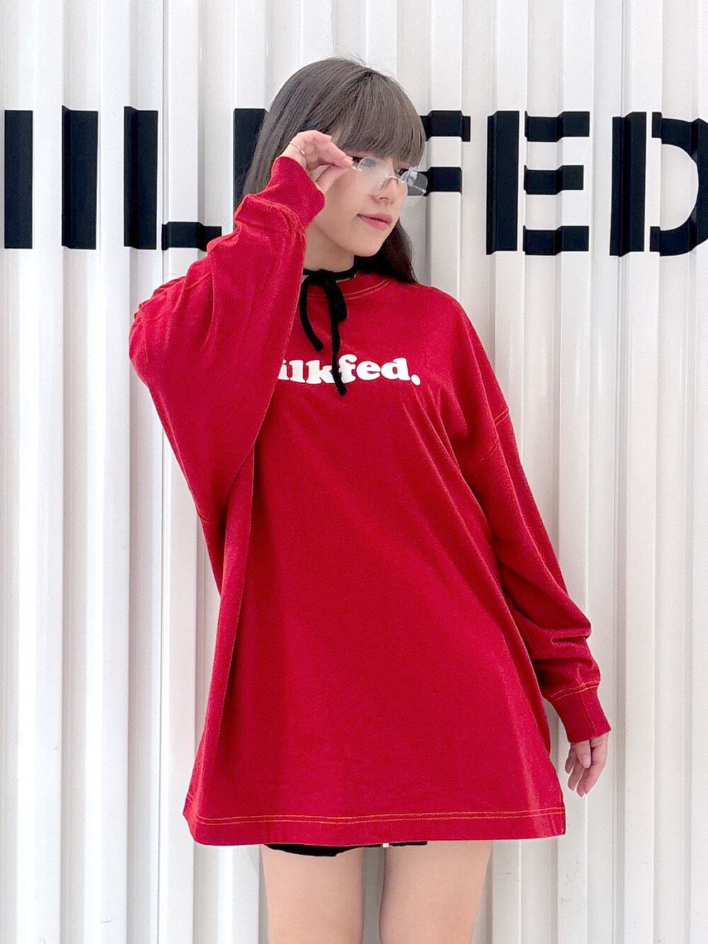 レッド系のTシャツ/カットソー、ブラック系のTシャツ/カットソー、ブラック系のその他パンツを着用したレディースの秋コーディネートの3枚目の写真