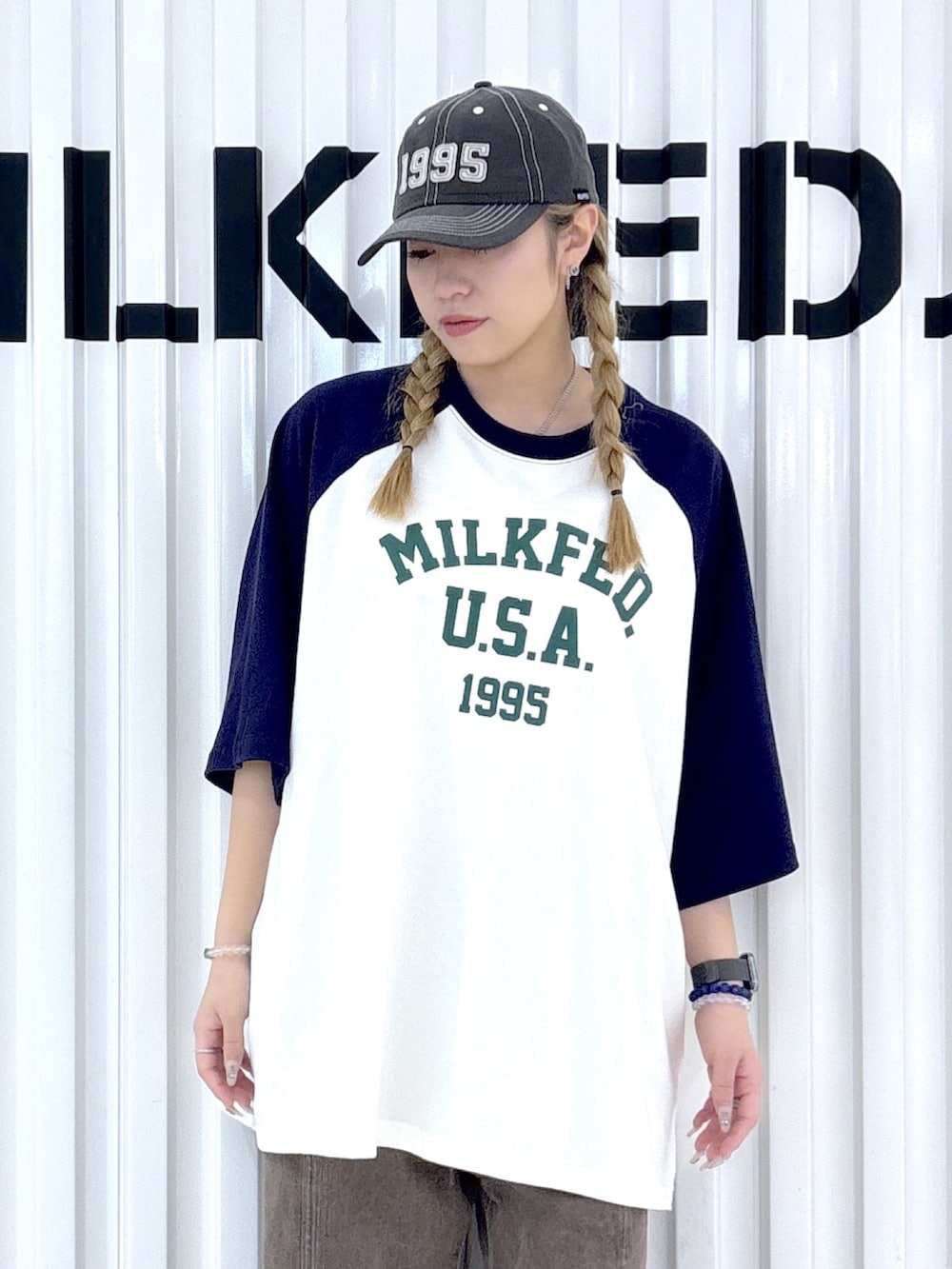 ブラウン系のショルダーバッグ、ブラウン系のその他パンツ、ホワイト系のTシャツ/カットソーを着用したレディースの春コーディネートの6枚目の写真