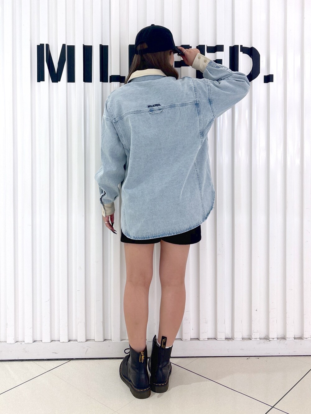 ブラック系のその他パンツ、ブラック系のシャツ/ブラウス、ブラック系のTシャツ/カットソーを着用したレディースの秋コーディネートの2枚目の写真