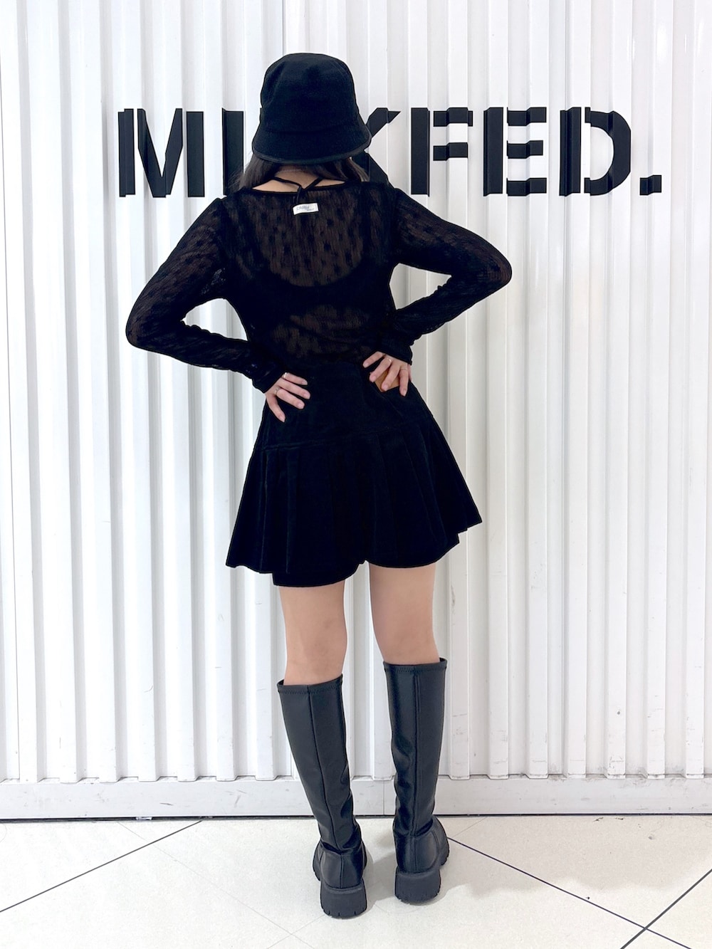 ブラック系のTシャツ/カットソー、ブラック系のその他パンツ、ブラック系のハットを着用したレディースの夏コーディネートの2枚目の写真