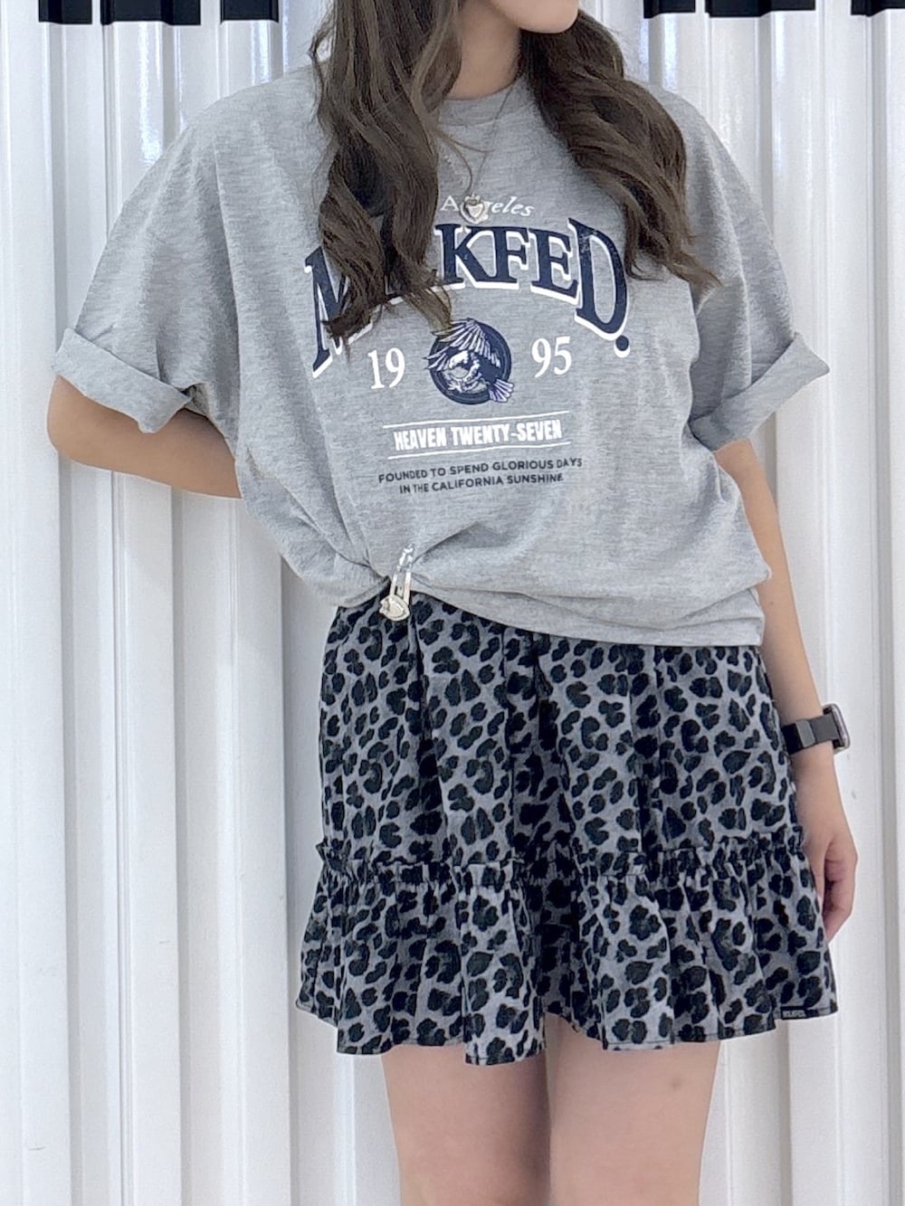 ブラック系のワンピース、グレー系のTシャツ/カットソー、シルバー系のヘアピンを着用したレディースの夏コーディネートの3枚目の写真