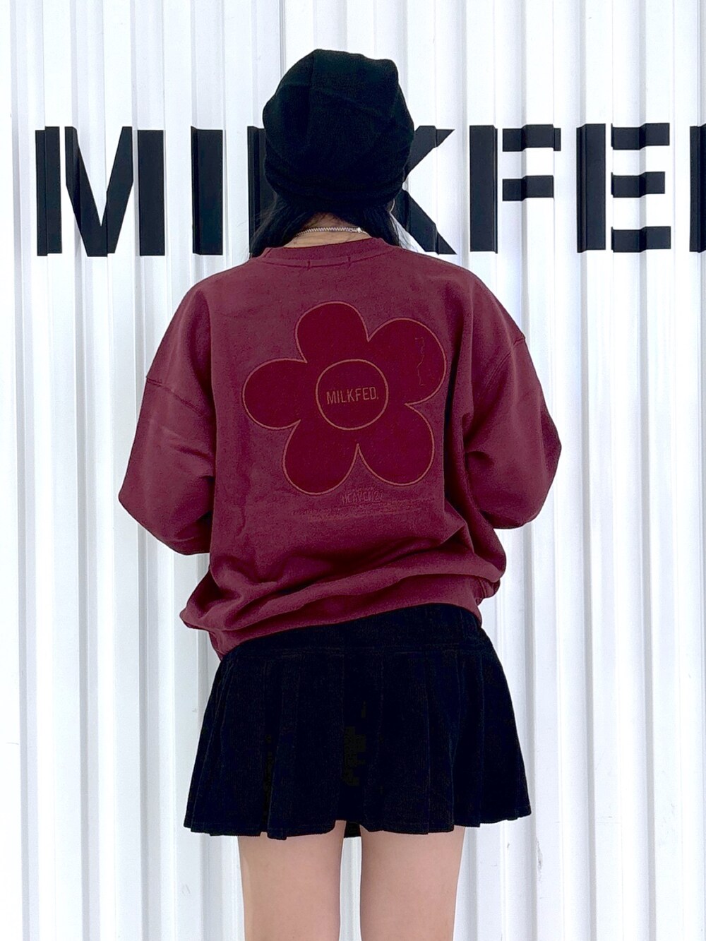 ブラック系のその他パンツ、ブラック系のショルダーバッグ、レッド系のスウェットを着用したレディースの秋コーディネートの6枚目の写真