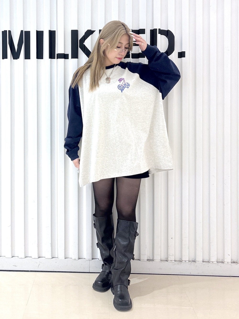 ベージュ系のTシャツ/カットソー、ブラック系のショルダーバッグを着用したレディースの冬コーディネートの3枚目の写真