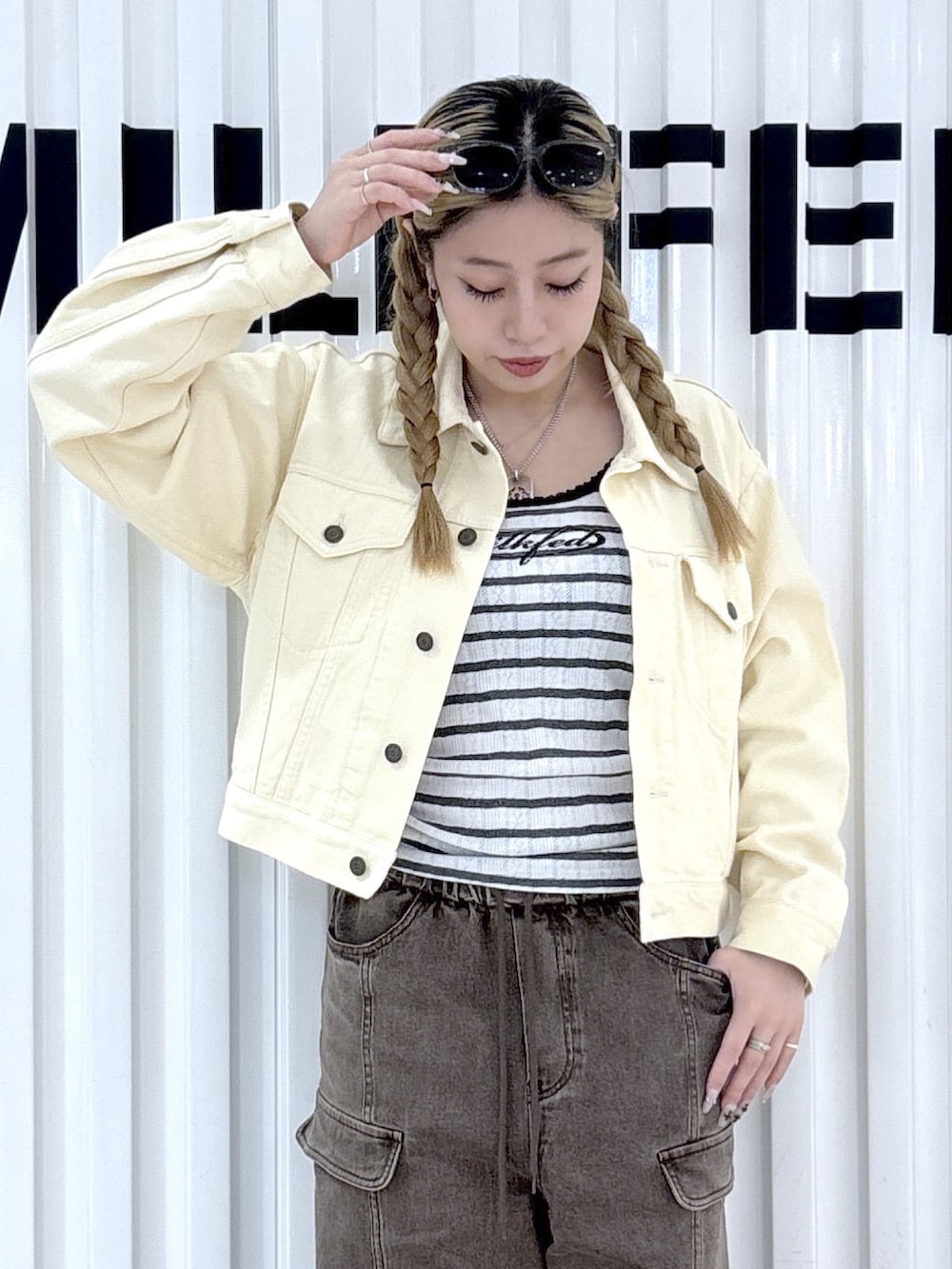 ブラウン系のその他パンツ、ホワイト系のデニムジャケット、その他のキャミソールを着用したレディースの春コーディネートの3枚目の写真