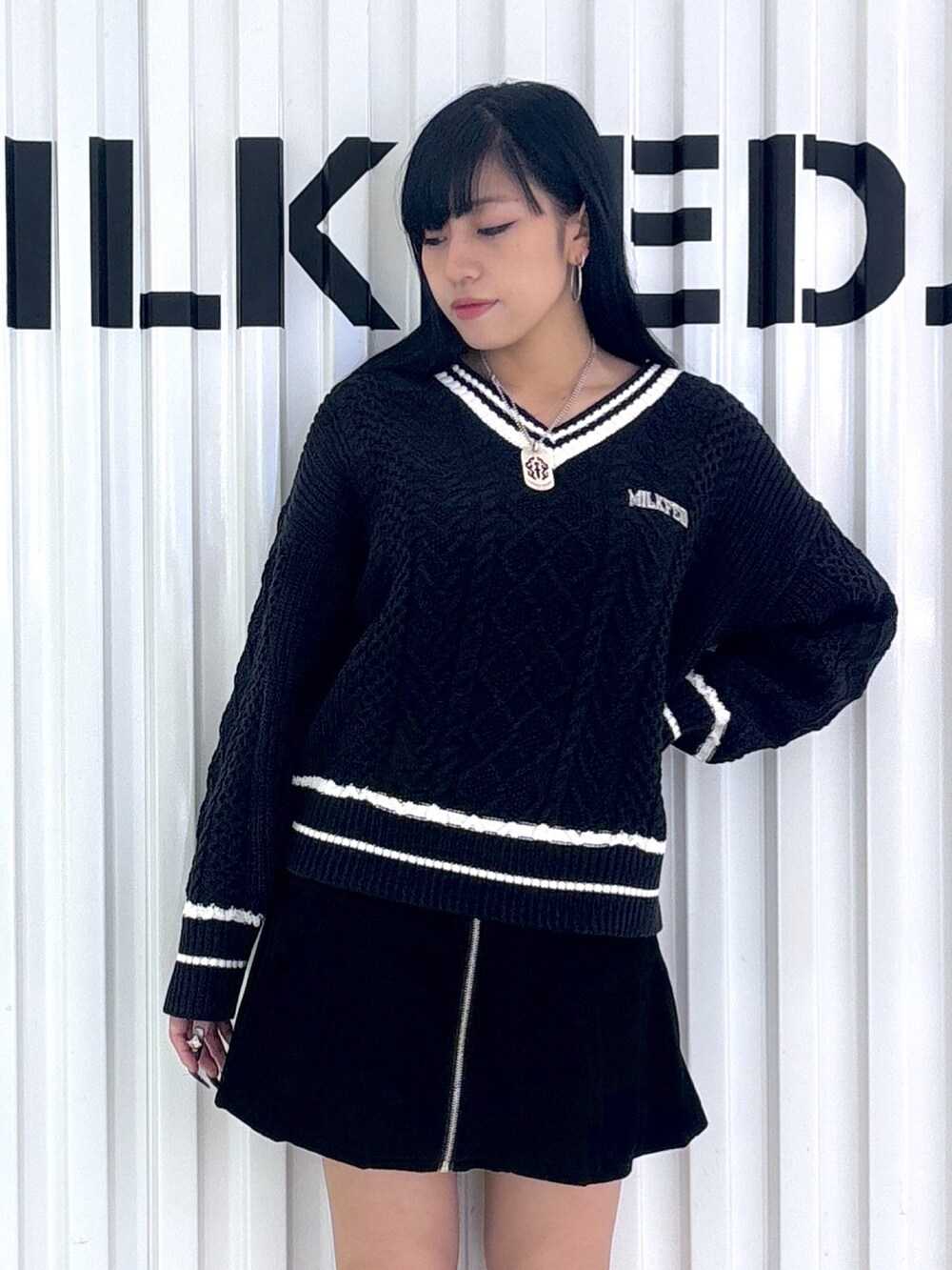ブラック系のその他パンツ、ブルー系のニット/セーター、ブラック系のショルダーバッグを着用したレディースの秋コーディネートの5枚目の写真