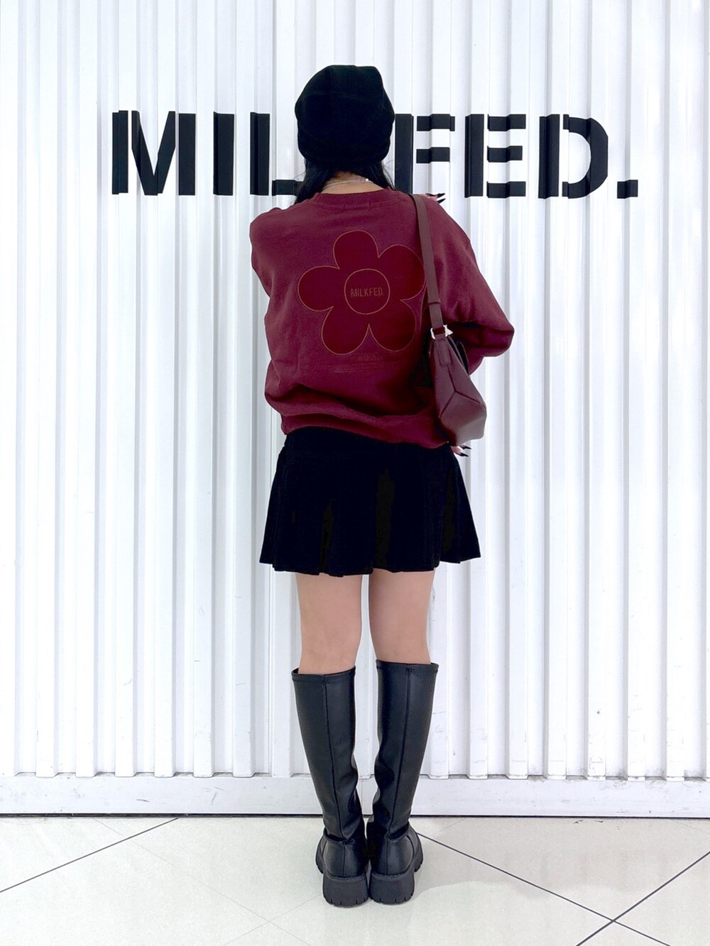 ブラック系のその他パンツ、ブラック系のショルダーバッグ、レッド系のスウェットを着用したレディースの秋コーディネートの2枚目の写真